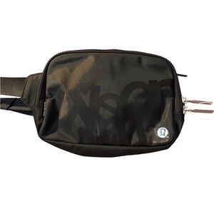 lululemon Everywhere Wobbly Wordmark Belt Bag spell out black 2L rare A1